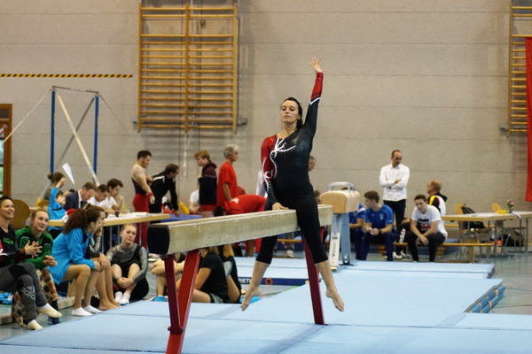 3 Alexander Heller Siegerin der LK4 Nadine Schwarz am Balken 