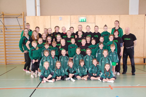 Eine starke Gemeinschaft Alle Starterinnen und Starter beim Havelpokal 2017 mit ÜL und Trainern