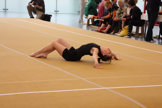Regina Fischer am Boden, Platz 2 in ihrer Altersklasse 